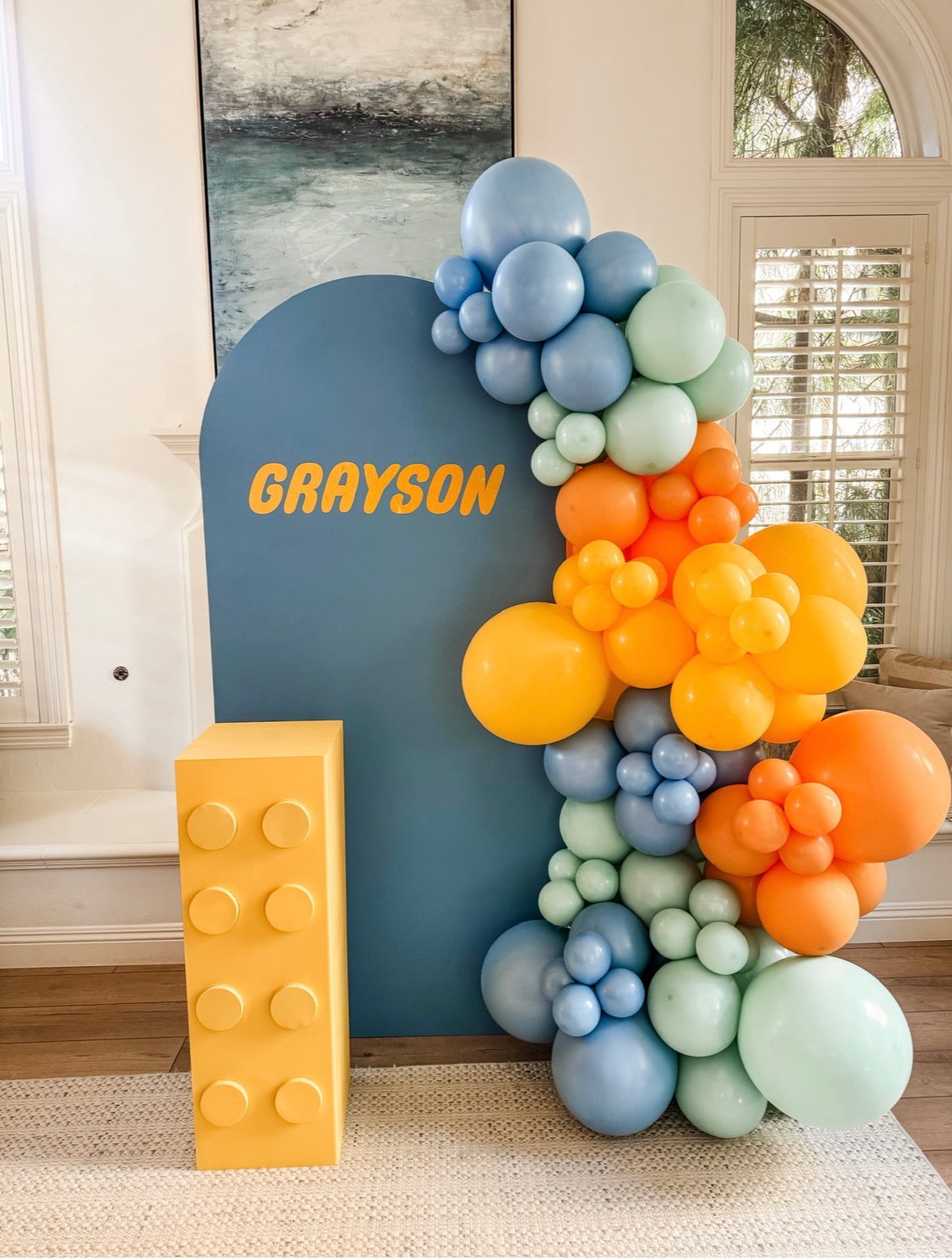 The Signature: Balloon Backdrop & Garland